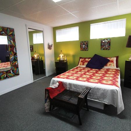 Room In Guest Room - Gandhi Very Large Room Decorated In Indian Style, Office Space And Sofa Notre-Dame-des-Monts 외부 사진