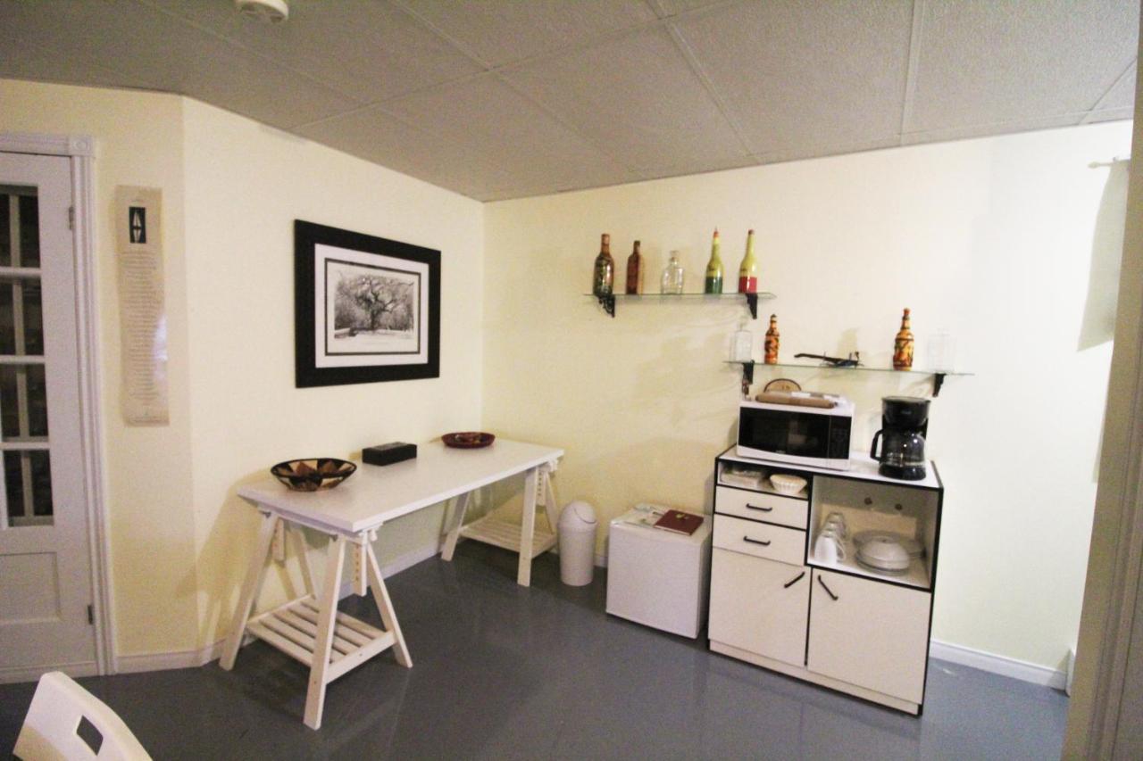 Room In Guest Room - Gandhi Very Large Room Decorated In Indian Style, Office Space And Sofa Notre-Dame-des-Monts 외부 사진
